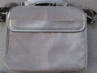 Computertaske med skulderrem i lærred.