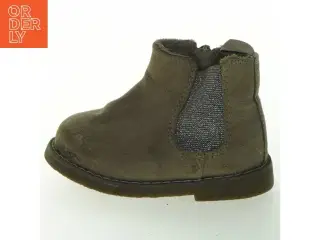 Brun børnestøvle med glimmerdetalje fra H&M (str. 18-19)