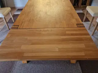 Spisebord i massiv egetræ