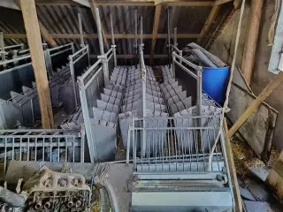 - - - Rustfri fodertrug monteret på inventar