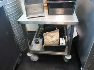 Arbejdsbord på hjul uden indhold
