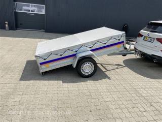 2023 - Selandia BE 7323   En fin robust trailer med pressening til mange gode formål. - lige til at hægte på bilen hos Camping- Specialisten.dk