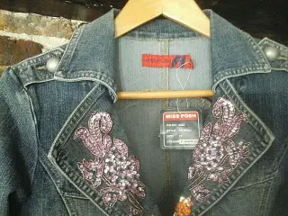 Jeans jakke med broderinger(kort). Stør: small