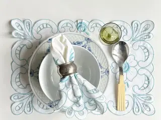 Dækkeservietter/stofservietter, hvid m blå blonde, 6 stk samlet