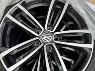 Original VW Alu Fælg 17” nypris 20000
