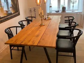 plankebord og seks stole i kraftig kunstlæder