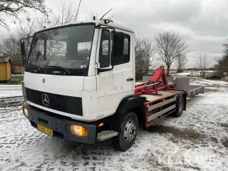 Lastbil Mercedes-Benz kroghejsbil med container