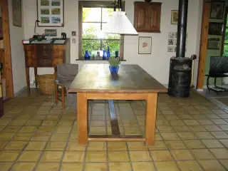 Spisebord af massivt egetræ