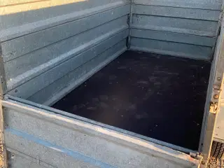 Nysynet trailer, dobbelt høje sider og bremser.