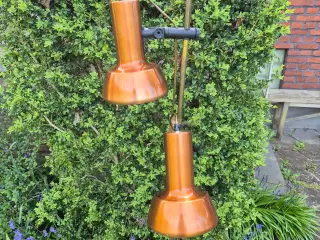 Standerlampe med kobbergyldne skærme 