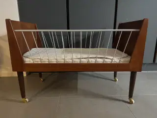 Tremmeseng i teaktræ (generationsseng)