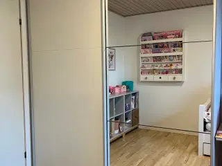 Klædeskab