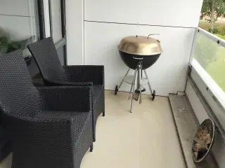 Dancoock grill med Weber udstyr og 2 stole 