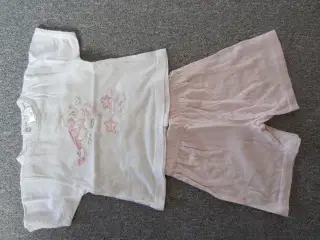 Hvid bluse og lyserøde shorts str. 86
