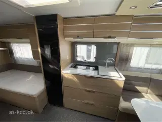 2017 - Adria Adora 572 UT   Adria Adora 572 UT årg. 2017 4 sovepladser, 5 siddepladser. Mover,zip markise, ekstra serviceklap. Ultra Heat