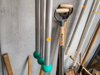 Håndstampere, spader, koste m.v.