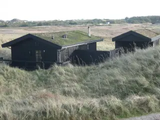 Pragtfuldt beliggende sommerhus i R�dhus - kun 100 meter fra havet