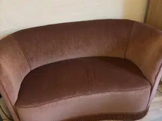 Gammel hyggelig sofa i rosa med tilhørende stol