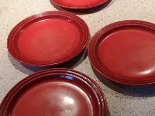 Rød Le Creuset kage tallerkner