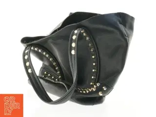 Sort taske med nitter (str. 32 x 24 x 11 cm)