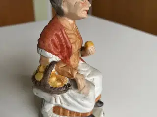 Figur kone med kurv med frugt
