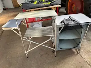 Bord med opbevaring i aluminium. 