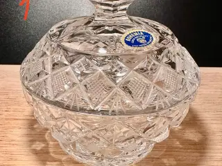 Vintage genstande af krystal sælges. 