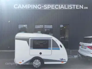 2025 - Tomplan Mini Tommy De-Luxe   Tomplan Mini Tommy De-Luxe med bremser, køkken, køleskab, vandtank, gasblus og mm.  Hos Camping-Specialisten.dk Aarhus
