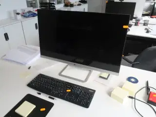 Computerskærm, dockingstation samt tastatur