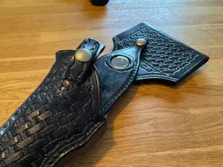 Revolverhylster i sort læder