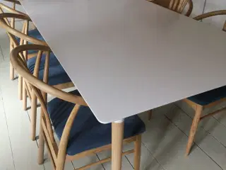 Spisebord og stole 