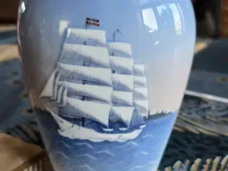 Bing og Grøndahl vase med skoleskib