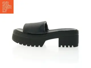 Sorte plateau-slides fra Asos (str. 42)
