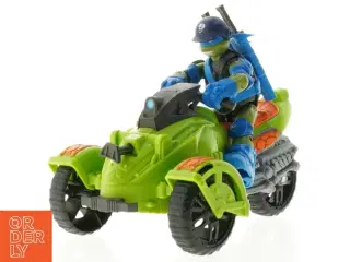 Actionfigur med motorcykel fra Turtles (str. 19 x 12 x 14 cm)