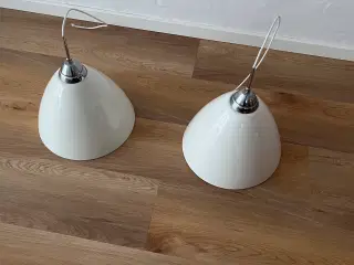 2 store hvide lamper til spisebord