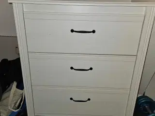 Stor rummelig kommode