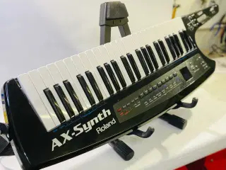 Ax-Synth Roland sælges