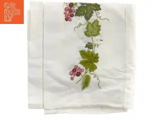 Broderet dug med blomsterdesign (str. 110x105 cm)