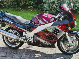 Suzuki RF900R