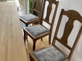 Spisebord i eg. plus div. stole i afsyret eg .