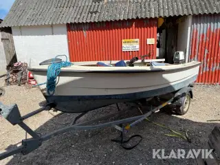 Jolle med påhængs motor og trailer