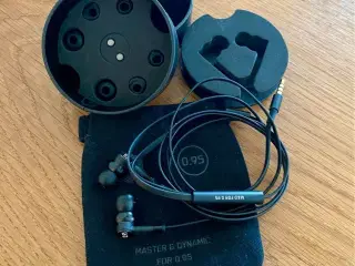 Master & Dynamic ME05 earphones