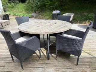 Lækkert havebord med 4 stole