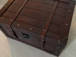 Lille skattekiste i mørk træ