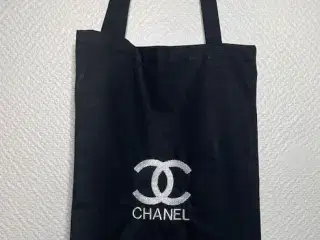 Økologisk taske, med Chanel broderi;) 