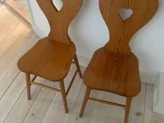 2 stole i fyrretræ med hjerteudskæring