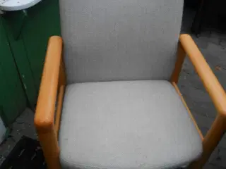 Lille nem stol. Solid træ.