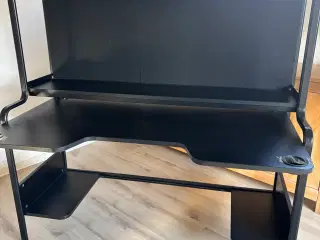 FREDDE skrivebord fra Ikea