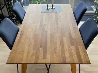 Spisebord i olieret egetræ