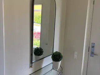 Væghængt entremøbel med glasplade